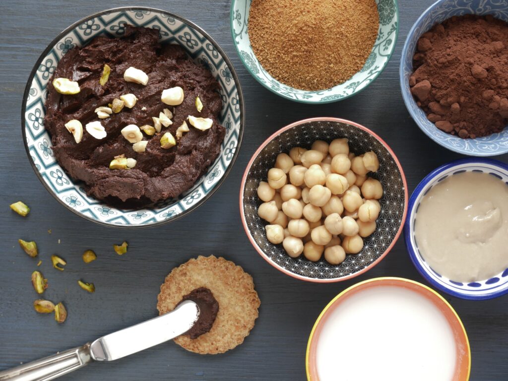 Hummus di ceci al cioccolato. Ricetta dolce di crema spalmabile vegana a base di ceci e cacao amaro