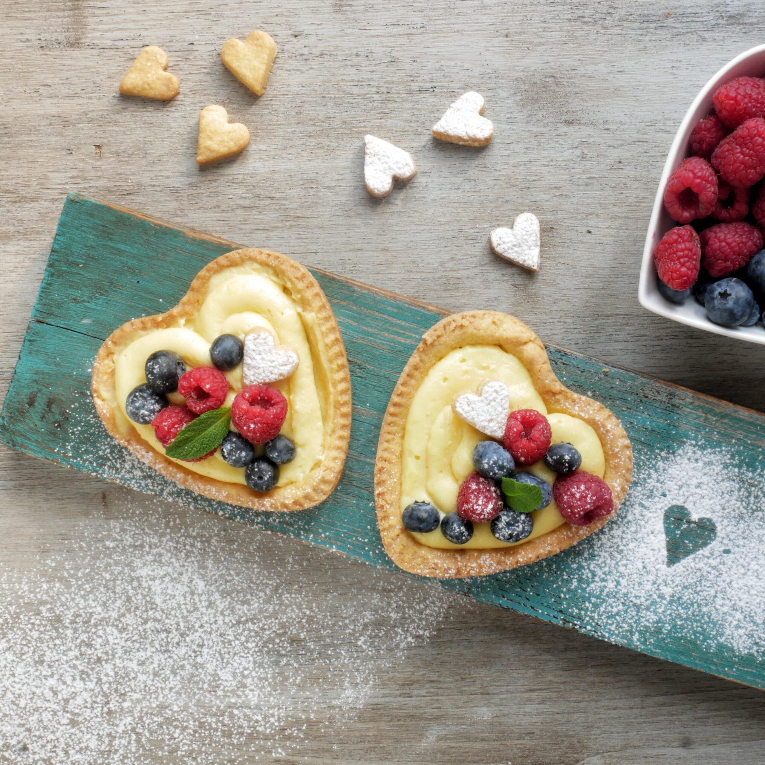 Crostata cuore mandorla frutti rossi1 min scaled aspect ratio 1 1