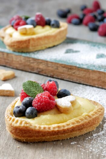 Crostata mandorla frutti rossi2 min scaled aspect ratio 350 525