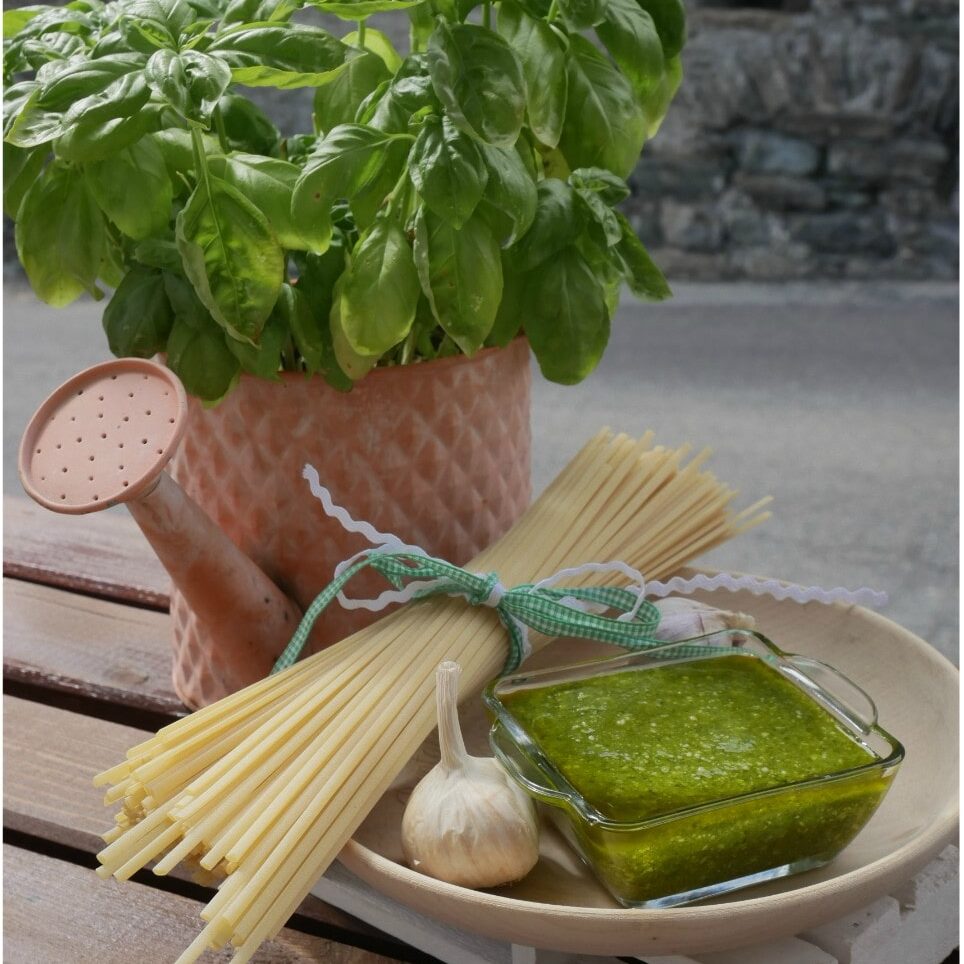 La ricetta del pesto genovese aspect ratio 1 1