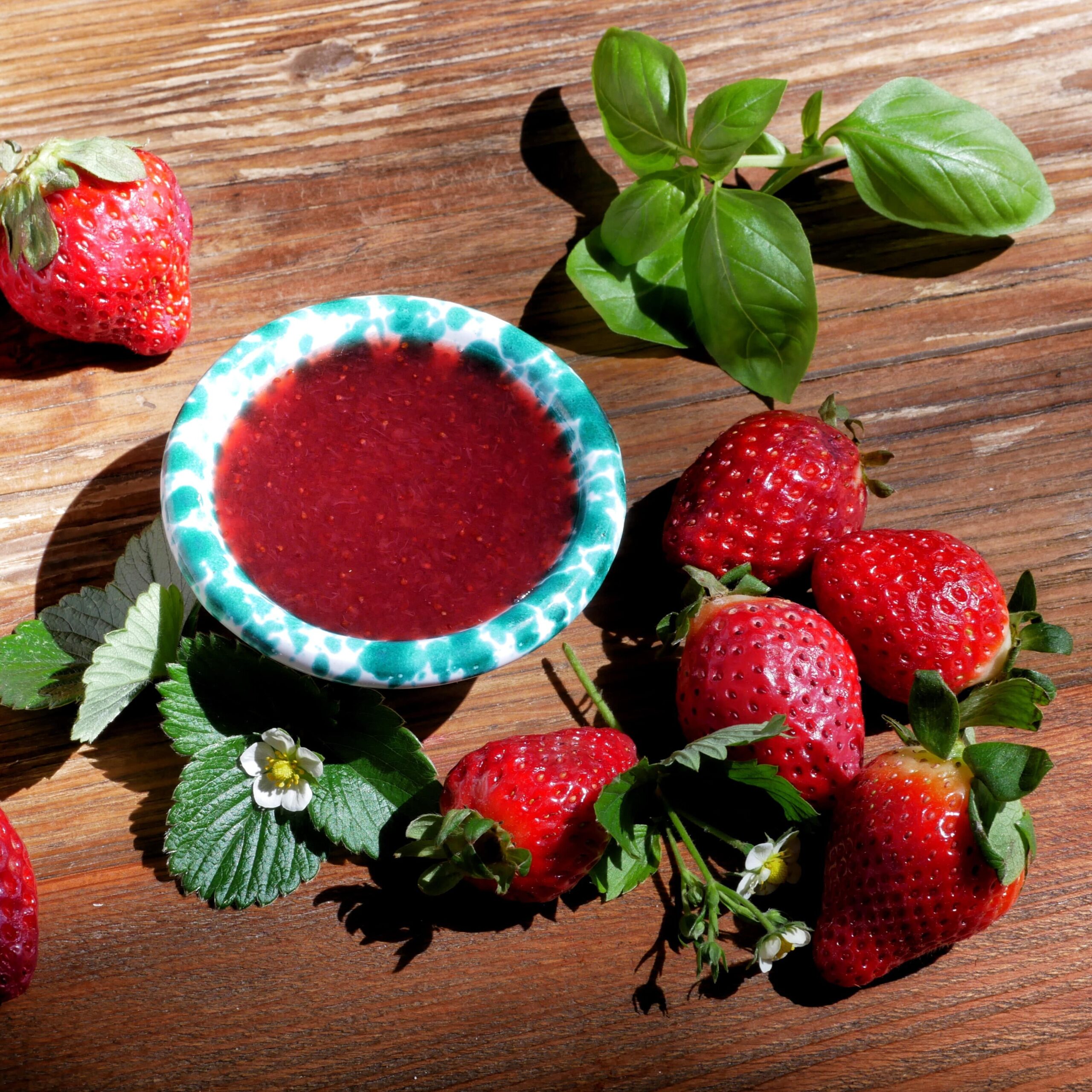Marmellata di fragole al basilico2 min scaled aspect ratio 1 1