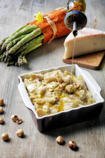 Pasta al forno al pesto di asparagi1 scaled aspect ratio 350 525