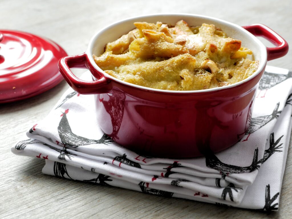 Pasta al forno al pesto di gambi di asparagi, taleggio e nocciole