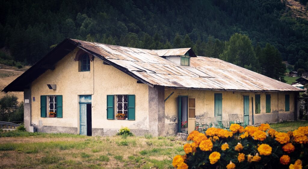 Casa alpina ad Ollomont in Valle d'Aosta , un luogo storico che oggi è diventata sede di mostre ed eventi culturali