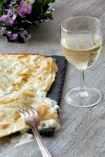 Focaccia di recco ricetta tradizionale1c scaled aspect ratio 350 525