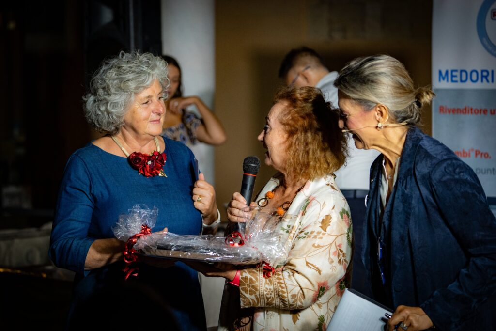 Premiazione del Divin Mangiando in tour 2025, Silvia Tavella con Vittoria Tassoni e Anna Maria Pellegrino Premiazione divinmangiandointour 2025. Con Vittoria Tassoni e Anna Maria Pellegrino